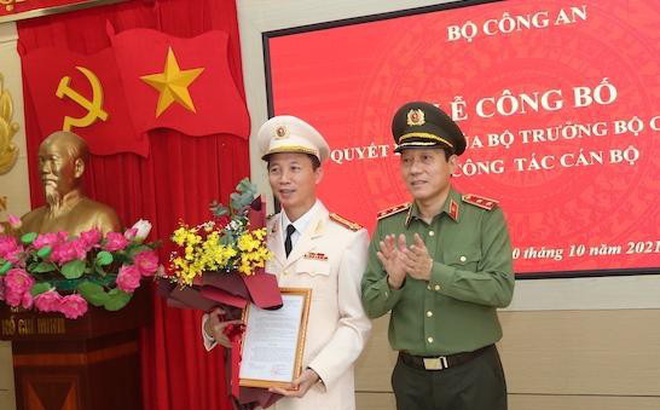 Trung tướng Lương Tam Quang trao quyết định và chúc mừng Đại tá Vũ Hoài Bắc.