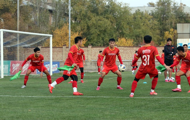 U23 Việt Nam tập buổi đầu tiên dưới trời thu lãng mạn tại Kyrgyzstan - Ảnh 11.