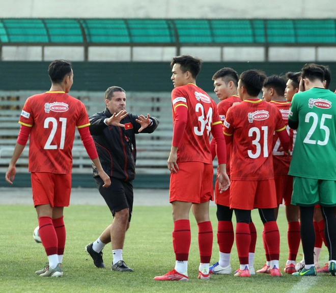 U23 Việt Nam tập buổi đầu tiên dưới trời thu lãng mạn tại Kyrgyzstan - Ảnh 12.