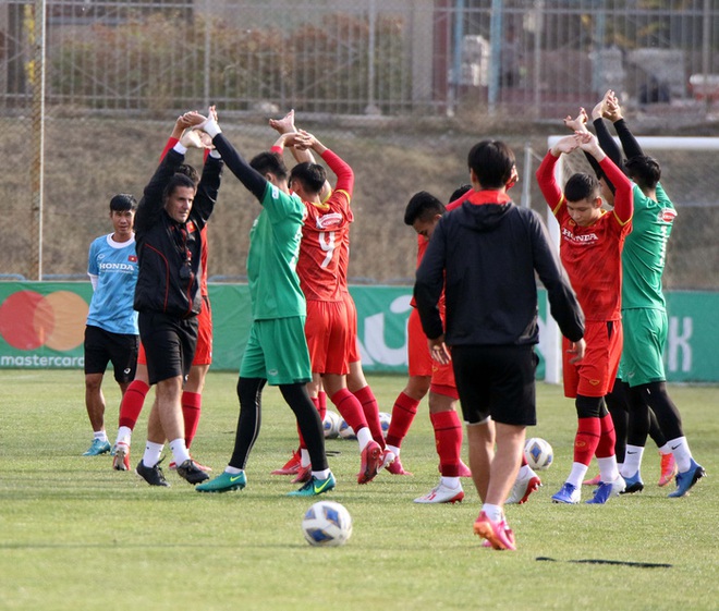 U23 Việt Nam tập buổi đầu tiên dưới trời thu lãng mạn tại Kyrgyzstan - Ảnh 13.