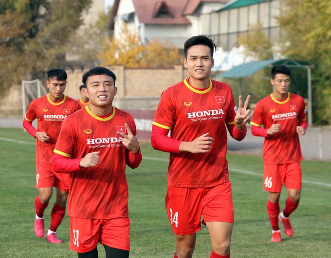 U23 Việt Nam tập buổi đầu tiên dưới trời thu lãng mạn tại Kyrgyzstan - Ảnh 14.