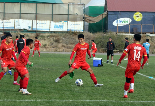 U23 Việt Nam tập buổi đầu tiên dưới trời thu lãng mạn tại Kyrgyzstan - Ảnh 15.