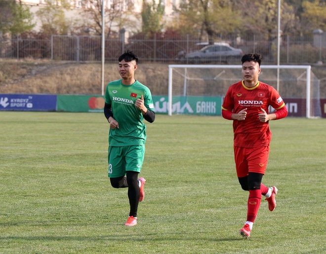 U23 Việt Nam tập buổi đầu tiên dưới trời thu lãng mạn tại Kyrgyzstan - Ảnh 16.
