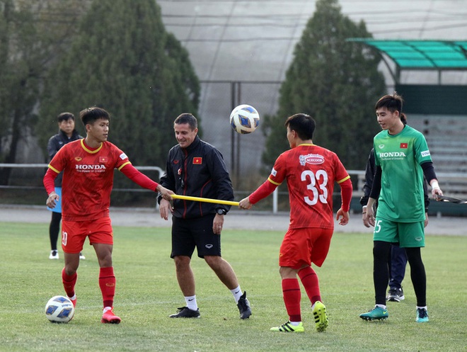 U23 Việt Nam tập buổi đầu tiên dưới trời thu lãng mạn tại Kyrgyzstan - Ảnh 17.