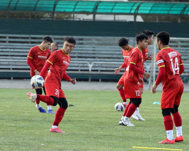 U23 Việt Nam tập buổi đầu tiên dưới trời thu lãng mạn tại Kyrgyzstan - Ảnh 18.