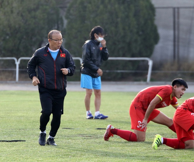 U23 Việt Nam tập buổi đầu tiên dưới trời thu lãng mạn tại Kyrgyzstan - Ảnh 6.