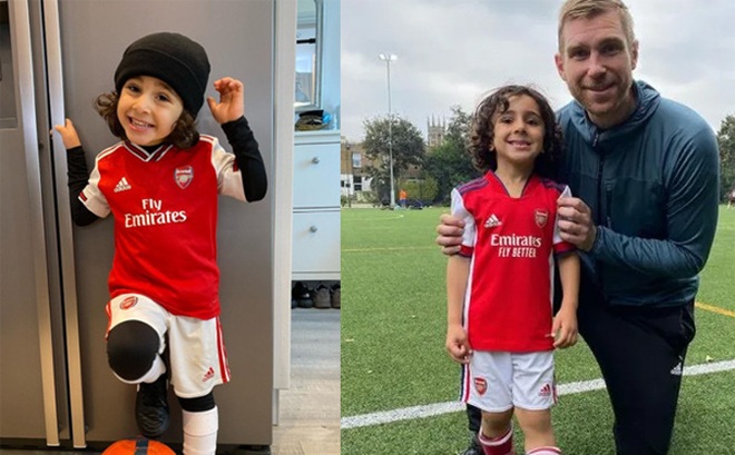 Per Mertesacker chụp ảnh cùng thành viên nhí Zayn Ali Salman của học viện Arsenal