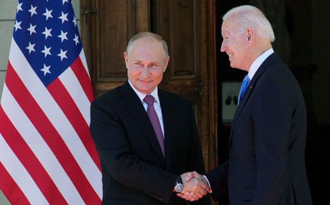 Tổng thống Mỹ Joe Biden và Tổng thống Nga Putin tại hội nghị thượng đỉnh đầu tiên giữa hai nhà lãnh đạo tại Geneva, Thụy Sĩ, hôm 16-6. Ảnh: AP