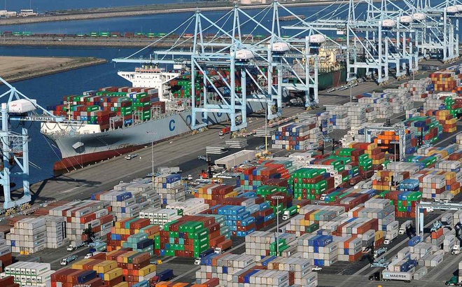 Container chất đống tại cảng Long Beach. Ảnh: Reuters