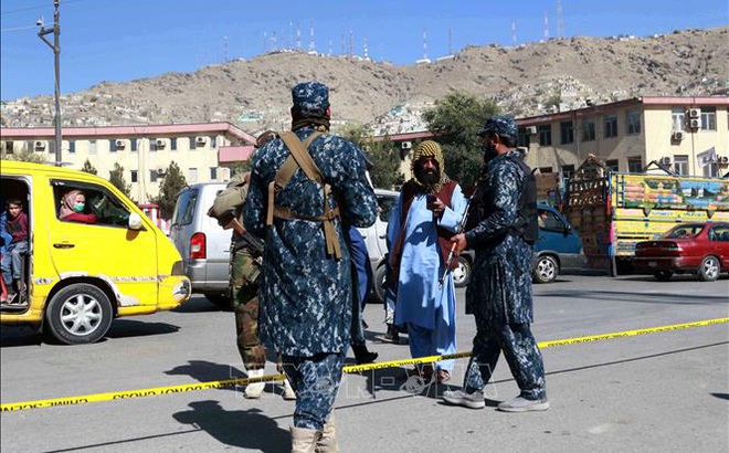 Lực lượng Taliban gác tại hiện trường vụ đánh bom ở Kabul, Afghanistan, ngày 20/10/2021. Ảnh: THX/TTXVN