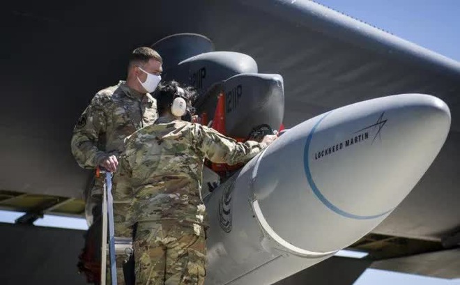 Lính Mỹ kiểm tra vũ khí siêu thanh AGM-183 ARRW được lắp dưới cánh máy bay B-52H hồi tháng 8-2021 Ảnh: KHÔNG QUÂN MỸ