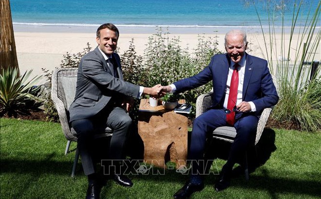 Tổng thống Mỹ Joe Biden (phải) và người đồng cấp Pháp Emmanuel Macron tại cuộc gặp bên lề Hội nghị thượng đỉnh Nhóm các nước công nghiệp phát triển hàng đầu thế giới (G7) ở Cornwall, Anh ngày 12/6/2021. Ảnh: AFP/TTXVN