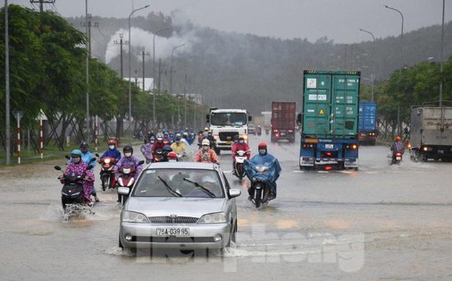 Nhiều công nhân làm việc ở Khu công nghiệp Vsip Quảng Ngãi phải quay về khi các tuyến đường ở khu công nghiệp này ngập sâu.