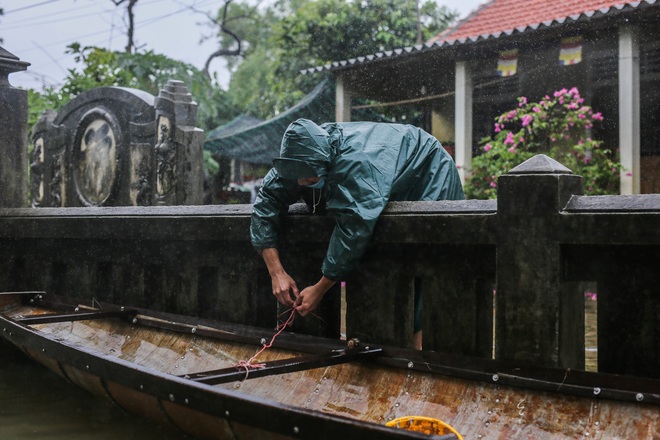 Cả ngôi làng bị lũ bủa vây tứ bề, có chỗ ngập gần 2 mét - Ảnh 7.