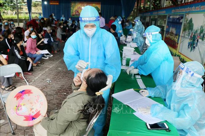 Hà Nội phát hiện thêm 16 ca Covid-19, có trưởng công an huyện, 2 cán bộ tòa án...; số ca mắc mới ở TP. HCM lại tăng - Ảnh 1.