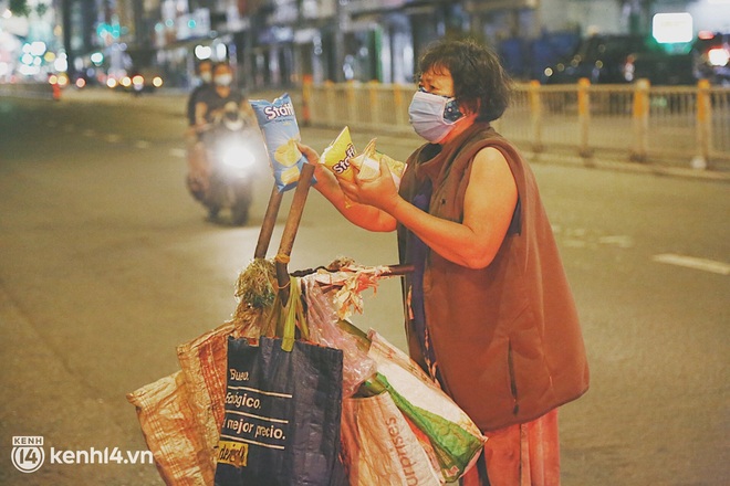 Vợ mất vì Covid-19, chồng cùng 3 đứa con nhỏ đi lượm ve chai ở Sài Gòn: “Con thích đến trường học chữ lắm...” - Ảnh 11.