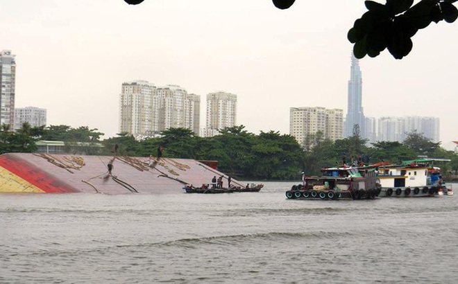 Một vụ chìm sà lan trước đó.