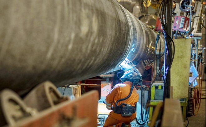 Một chuyên gia hàn đường ống trong quá trình hoàn thành dự án Dòng chảy phương Bắc 2. Ảnh: Reuters