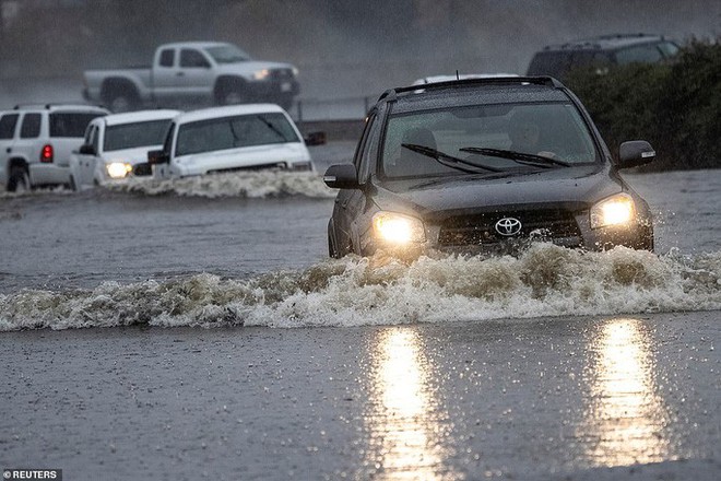 Bom bão lịch sử vùi dập bang California - Ảnh 4.