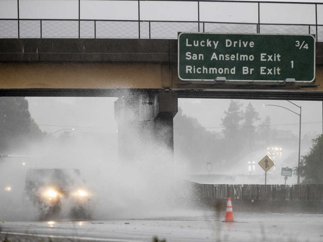 Bom bão lịch sử vùi dập bang California - Ảnh 10.