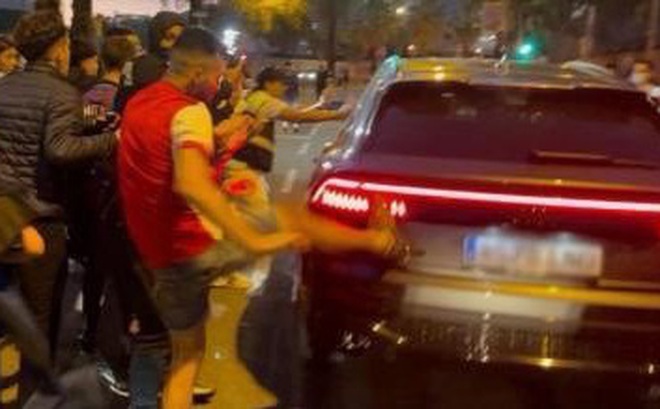 CĐV Barca tấn công ô tô của HLV Koeman