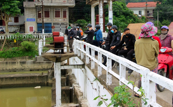 Người dân hiện đang tập trung tìm kiếm cháu Tuấn khu vực trên sông Vinh và khu vực lân cận.