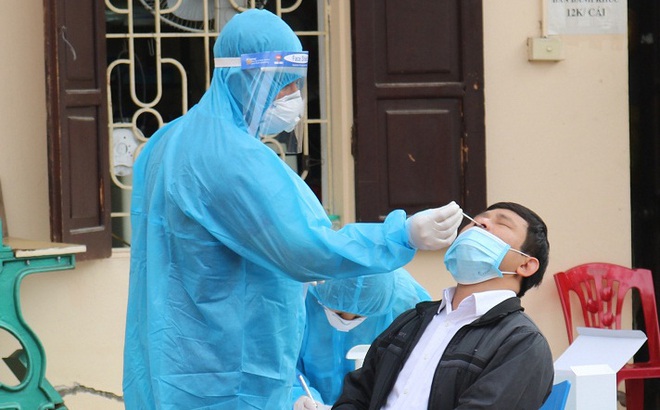 Nhân viên y tế lấy mẫu cho người dân ở huyện Quốc Oai.
