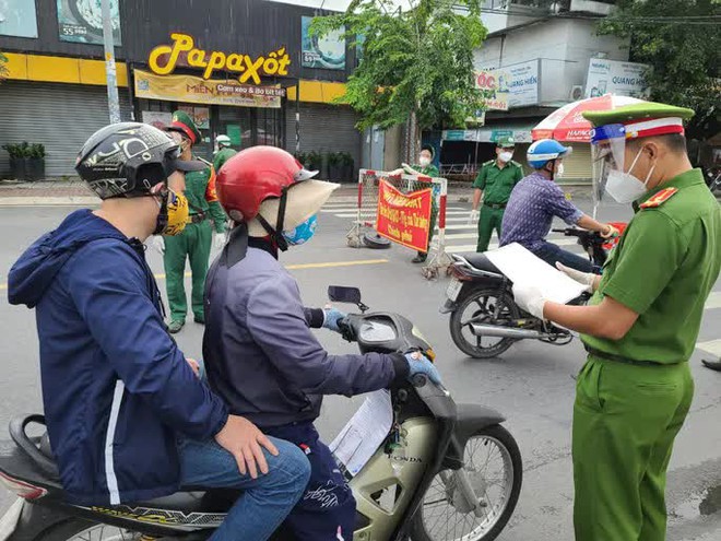 NÓNG: Đang tháo dỡ toàn bộ chốt, trạm kiểm soát ở cửa ngõ ra vào TP HCM - Ảnh 1.