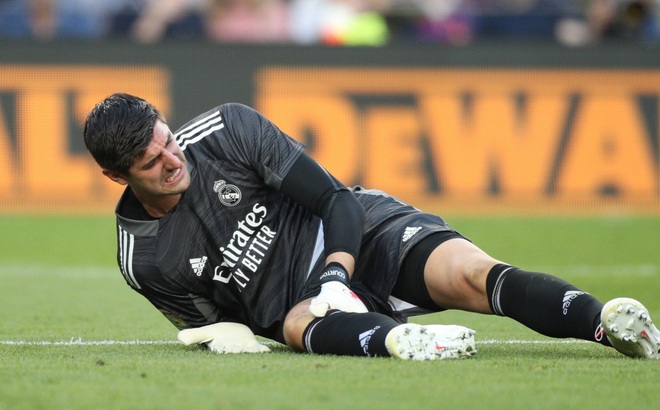 Thủ môn Courtois bị đau trong những phút cuối trận siêu kinh điển Barca - Real. (Ảnh: Reuters).