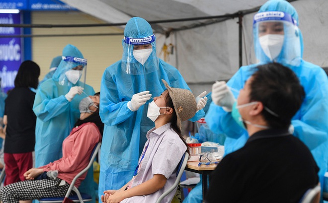 Nhân viên y tế lấy mẫu xét nghiệm cho người dân ở Hà Nội.