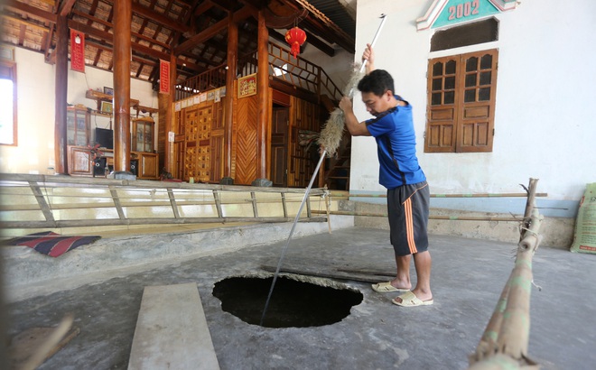 Anh Thắm dùng sào chọc xuống hố tử thần thấy rất sâu và rộng. Cả một lượng lớn đất đá đã bị sụt xuống sâu.