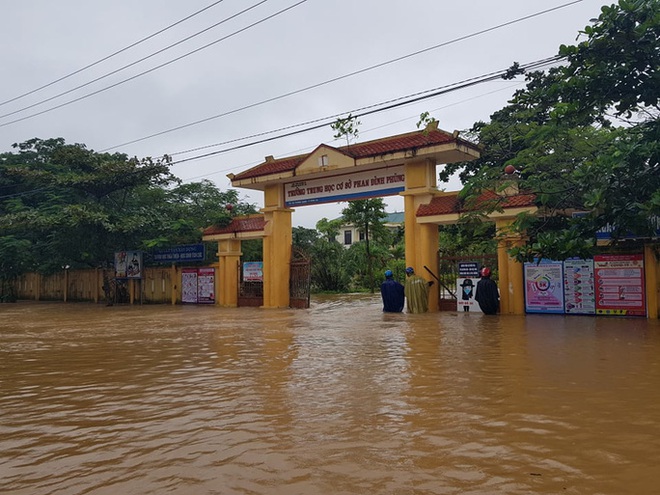 Lũ bất ngờ ập vào trường học, phải giải cứu học sinh - Ảnh 1.