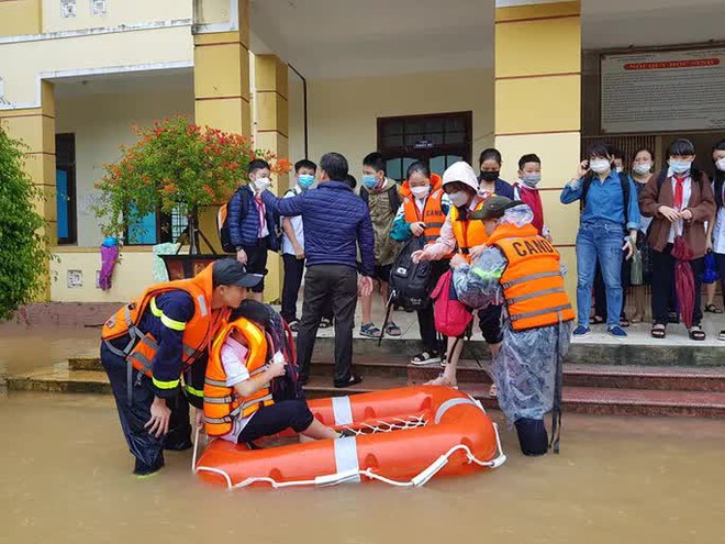 Lũ bất ngờ ập vào trường học, phải giải cứu học sinh - Ảnh 2.