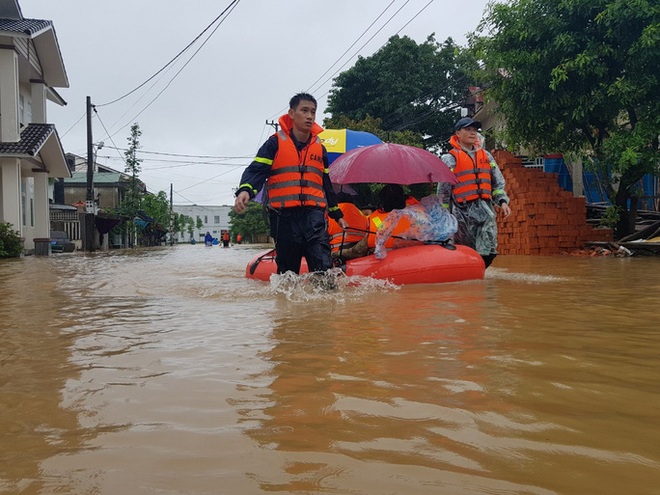 Lũ bất ngờ ập vào trường học, phải giải cứu học sinh - Ảnh 5.