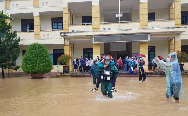 Cõng học sinh ra khỏi trường