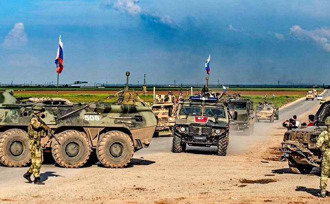 Các xe thiết giáp Nga đối đầu với lực lượng Mỹ ở Syria.