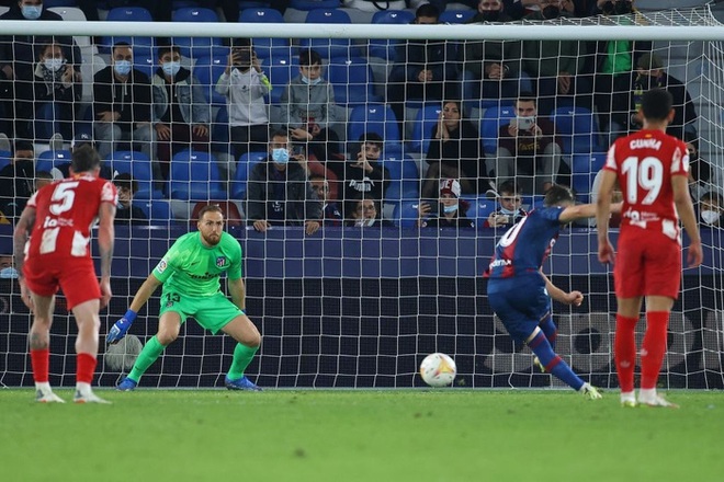 Atletico Madrid bị Levante cầm hòa trong ngày Suarez mắc lỗi và Griezmann tỏa sáng - Ảnh 11.