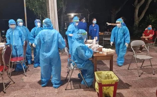 Cơ quan y tế Nghệ An tiến hành lấy mẫu xét nghiệm trên địa bàn.