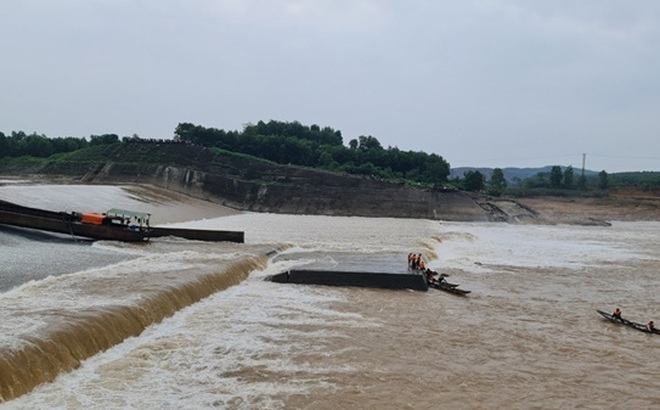 Lực lượng TKCN triển khai tìm kiếm người mất tích trên sông Thạch Hãn.