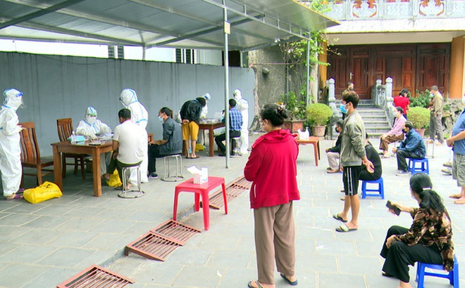 Lấy mẫu xét nghiệm cho người dân ở TP Hà Giang - Ảnh: Bàng Cường