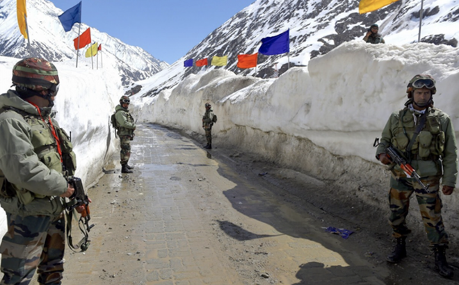 Binh lính Ấn Độ đứng gác tại Zoji La, một ngọn đèo nằm ở phía tây dãy núi Himalaya. (Ảnh: SCMP)