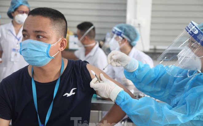 Cơ quan chức năng tiêm vắc xin cho công nhân trong KCN ở tỉnh Bắc Giang