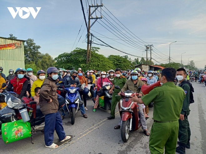 Nhiều F0 trong đoàn người đi xe máy từ TP.HCM, Bình Dương... về quê. Hơn 1.000 người liên quan ổ dịch BV Việt Đức đi cách ly tập trung - Ảnh 1.