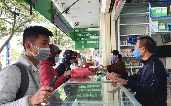 Khách đến mua thuốc ở cửa hàng thuốc tại thành phố Vinh.