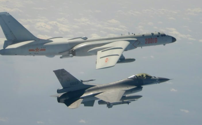 Một chiếc F-16 của Đài Loan (Trung Quốc) bay gần máy bay ném bom H-6 của đại lục hồi tháng 2/2020