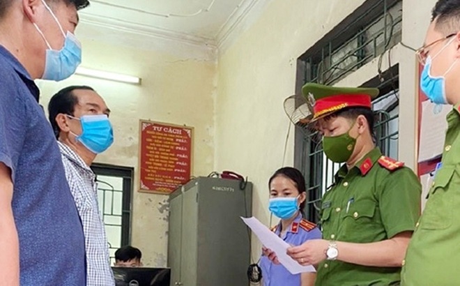 Cơ quan chức năng tống đạt quyết định khởi tố đối với các bị can Nguyễn Bỉnh Khảng, Hoàng Văn Chắt (áo sọc trắng) và Chu Thị Ngọc.
