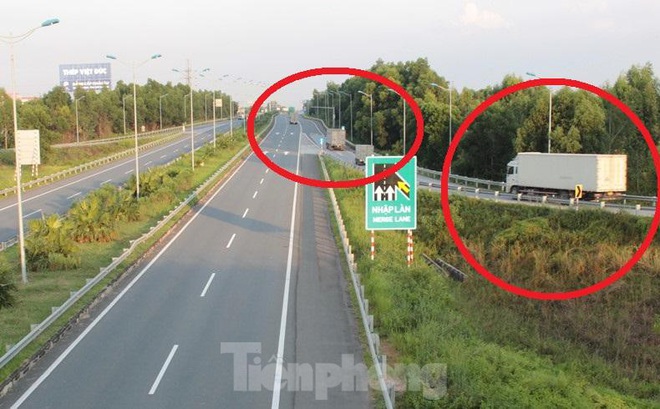 Phương tiện đi vòng ra trạm IC3 và quay lại cao tốc Nội Bài - Lào Cai sau khi đã trả phí.