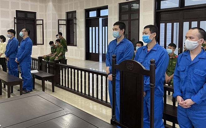 Nhóm bị cáo Trương Huệ Mẫn, Lưu Tiểu Vệ, Tưởng Đăng Quân, Đới Hồng Hi (cùng quốc tịch Trung Quốc) và Sầm Thị Sen (quốc tịch Việt Nam) tại tòa.