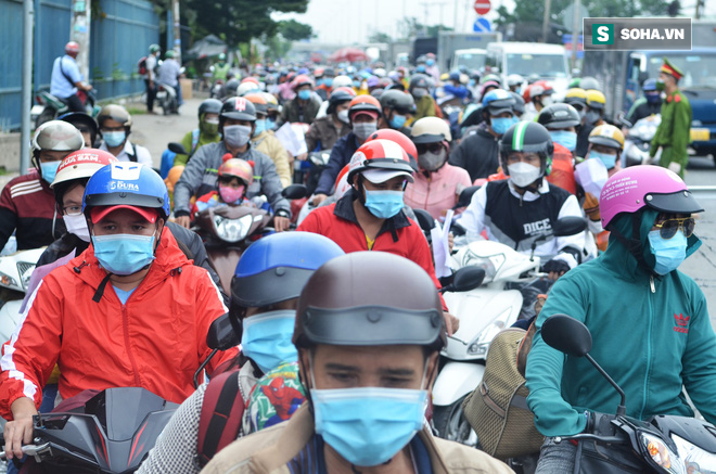 Cửa ngõ trong ngày đầu TP.HCM đi liên 4 tỉnh, dân mừng rỡ vì được quay trở lại TP làm việc - Ảnh 4.