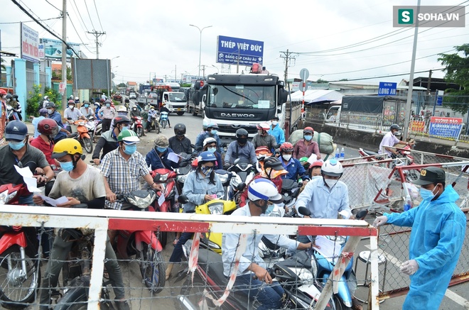 Cửa ngõ trong ngày đầu TP.HCM đi liên 4 tỉnh, dân mừng rỡ vì được quay trở lại TP làm việc - Ảnh 1.